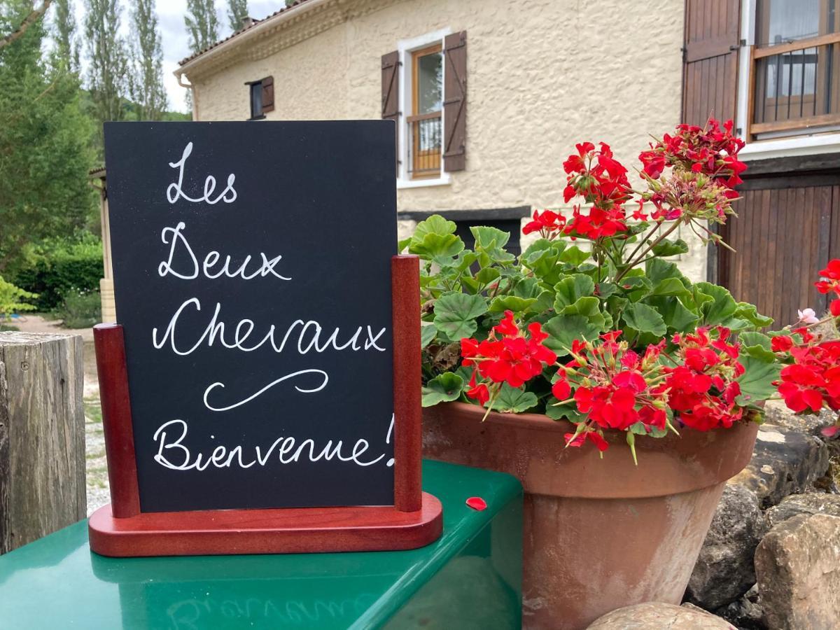 Les Deux Chevaux Chambres D'Hotes Rouvenac Exterior photo